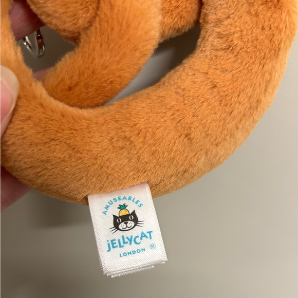🥨 Jellycat Amuseable Pretzel Bag Charm Keychain Jellycat Pretzel Authentic - Picture 6 of 7
